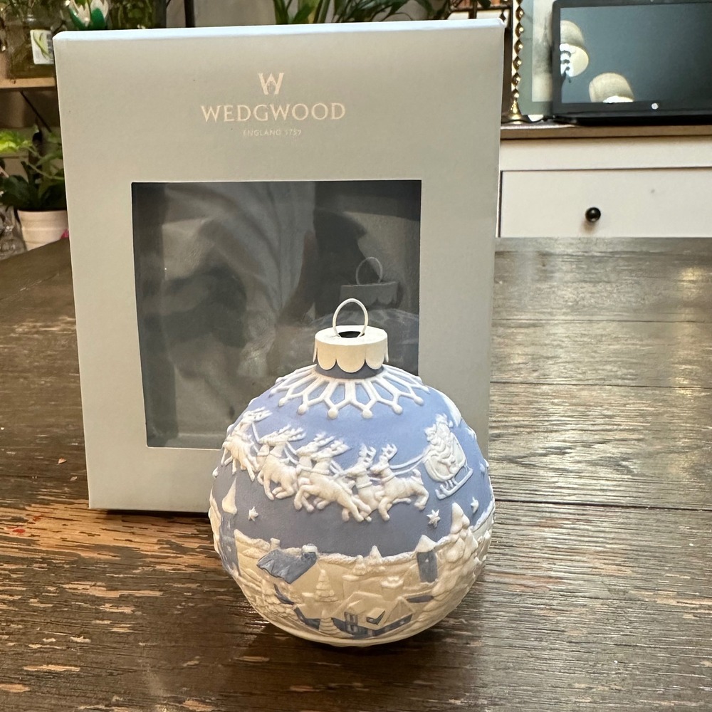 2010 Wedgwood Jasperware "Santa in Flight" Christmas Ball Hanging Ornament